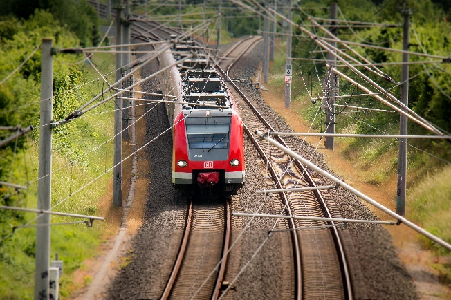 В Ивановской области поезд обкидали камнями