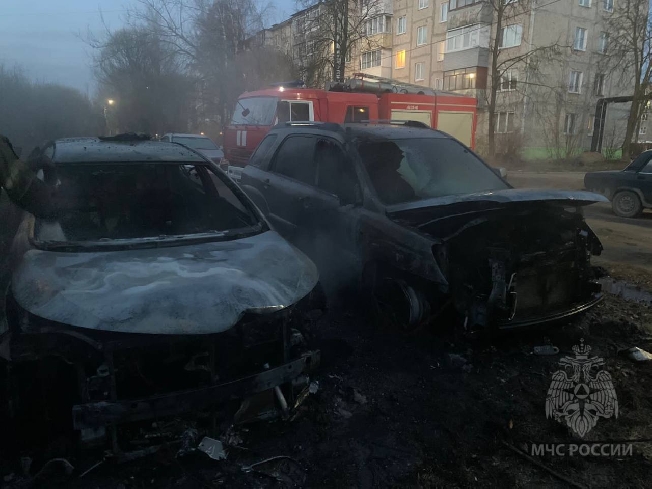 В Ивановской области под утро спалили два автомобиля