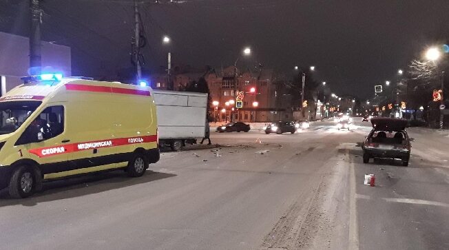 На тротуар вылетел автомобиль в центре Иванова