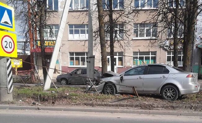 В Иванове иномарка с двумя маленькими девочками врезалась в столб 
