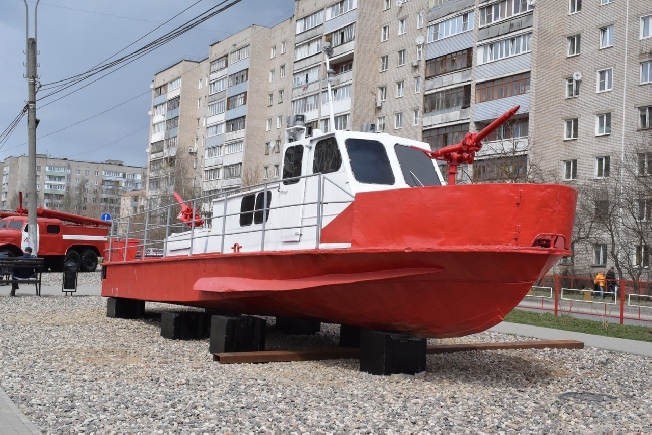 На аллее Огнеборцев в Иванове установили пожарный катер