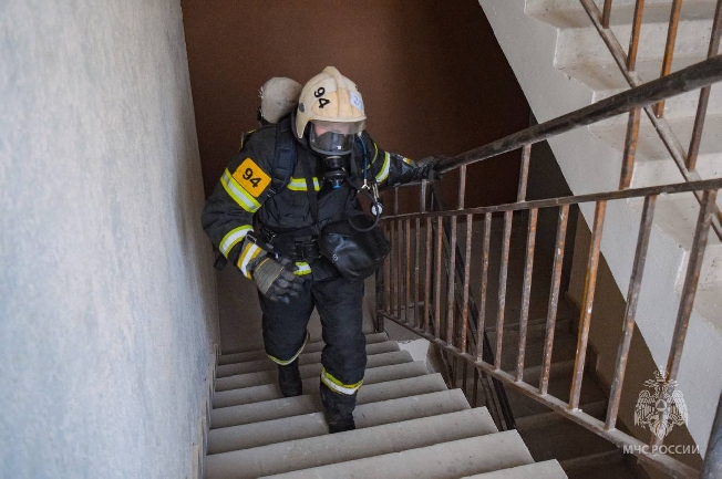 В Иванове пожарные в полной экипировке на скорость поднимались на 12 этаж высотки