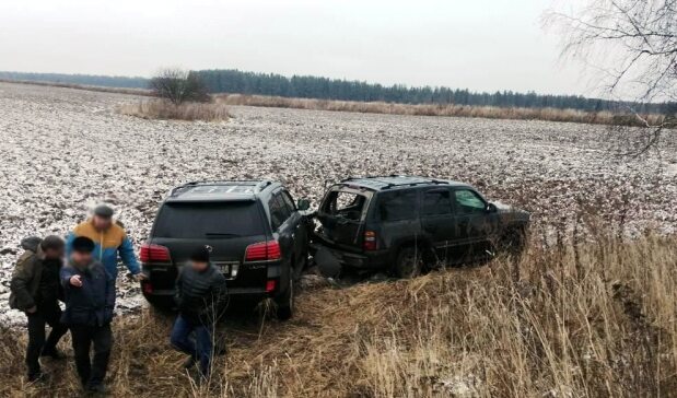 Две элитные иномарки встретились в кювете под Ивановом