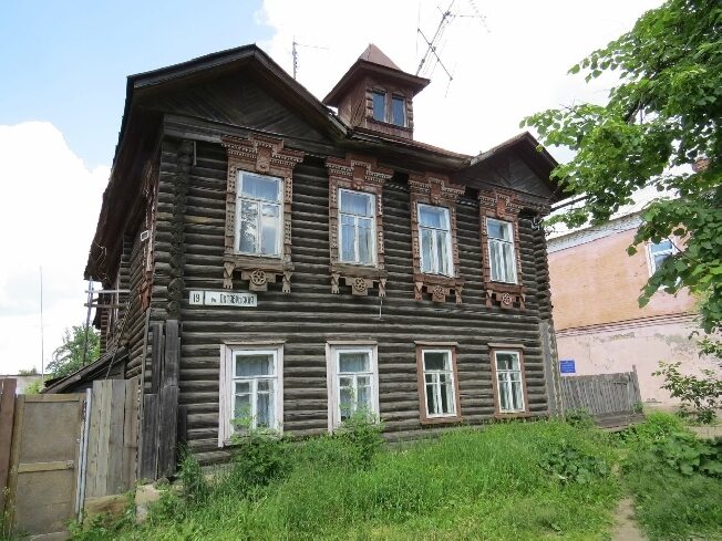 Двухэтажный дом сгорел у военкомата в Ивановской области