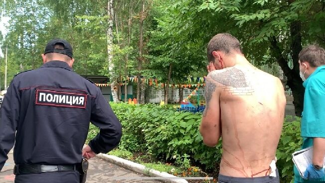 В Иванове полуголый мужчина разбил дверь детского сада