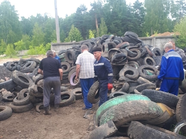 Москвичам подкинули отработанные автопокрышки из Ивановской области