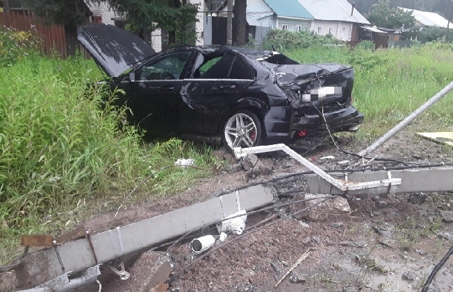 Mercedes-Benz сбил дорожный столб в Иванове