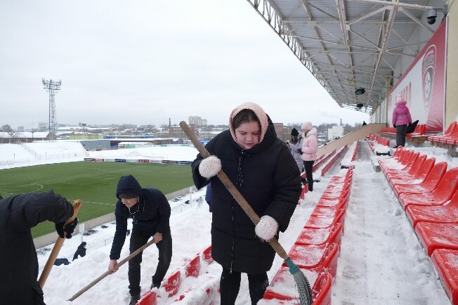 Десятки жителей Иванова убирают снег со стадиона «Текстильщик»