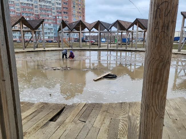 В Иванове открыли бесплатный бассейн посередине площадки в Московском микрорайоне
