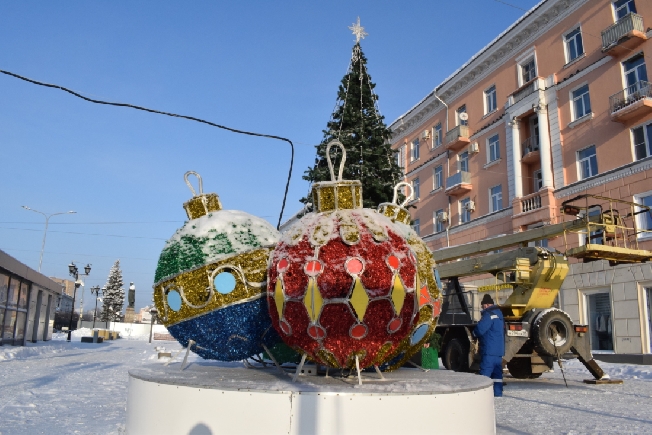На площадь Ленина в Иванове закатили новогодние шары