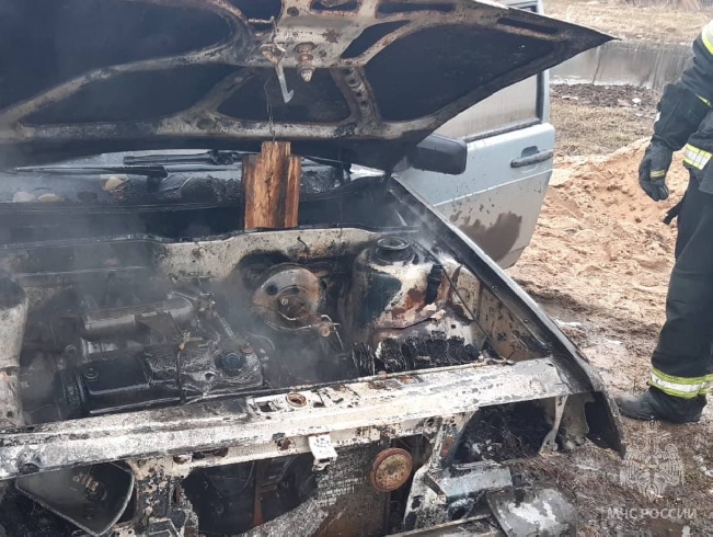 Ивановский автовладелец тушил загоревшую машину шлангом с водой