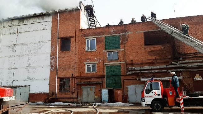 Больше часа тушили пожар на заводе «Ивхимпром» в Иванове