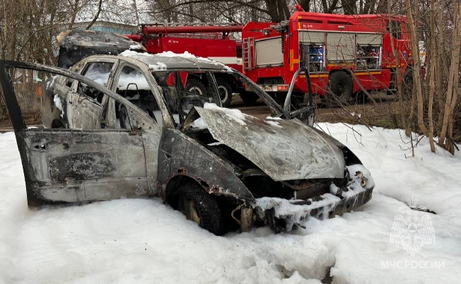 Ивановский автовладелец не смог потушить загоревшийся Ford Focus