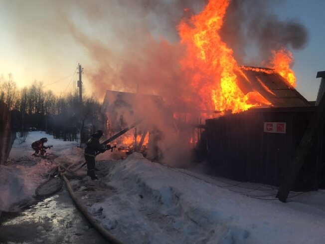 Сразу два дома сгорели ночью в Ивановской области 