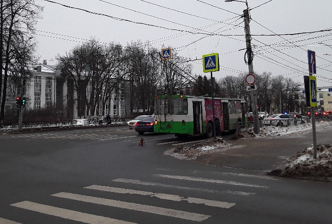 Троллейбус раздавил женщину на асфальте в Иванове