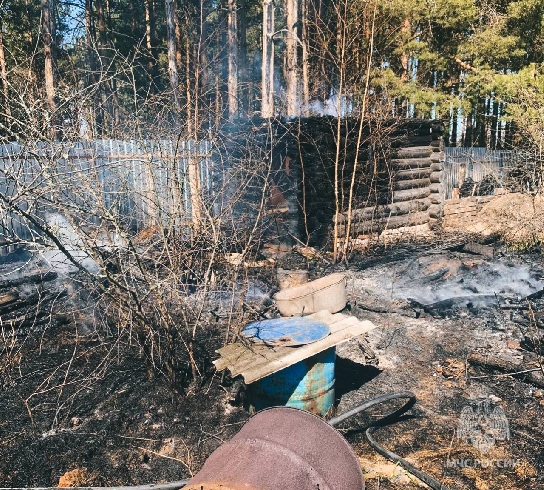 В Ивановской области женщина жгла траву в бочке и чуть не спалила весь дом