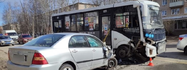 Водитель Toyota Corolla в Шуе протаранил автобус с пассажирами