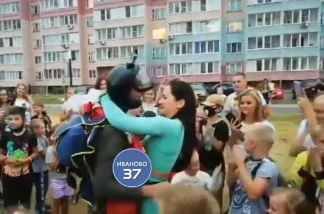 В Иванове парень спрыгнул с парашютом и сделал предложение девушке