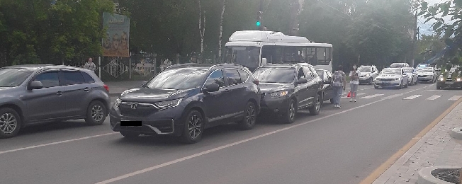 Паровозик из трёх столкнувшихся автомобилей образовался на Куконковых в Иванове