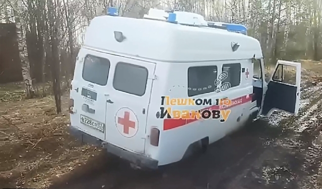Соцмедиа показали потуги застрявшей в грязи ивановской «скорой помощи»