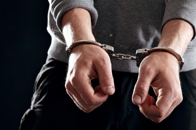 Пьяный пенсионер из Иванова душил полицейского наручниками 