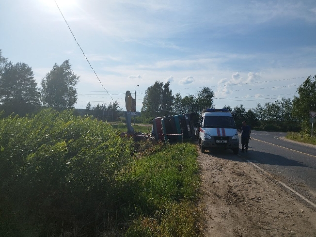 Машина с 20 тоннами нефтепродуктов опрокинулась в Ивановской области