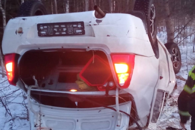 Пассажир через лобовое стекло вылетел из перевернувшегося автомобиля в Ивановской области