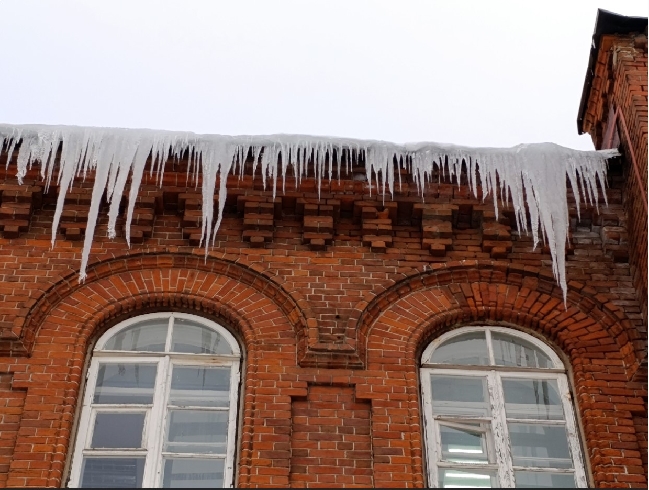Управляющая компания в Ивановской области не убрала опасные снег и наледь с крыш