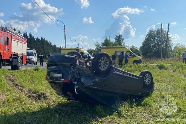 Иномарка с ребёнком и женщинами легла на крышу после столкновения в Ивановской области