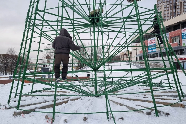 Главную городскую ёлку начали монтировать в Иванове