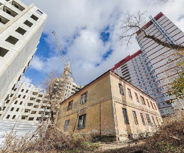 В Иванове в многоквартирном доме без хозяина обрушился фасад