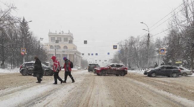 Ааа зима началась внезапно. Иваново зимой. Затор на дороге фото. Иваново снегопад. Фото зимней дороги в городе.