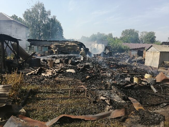 На крупном пожаре в Ивановской области пострадали спасатели