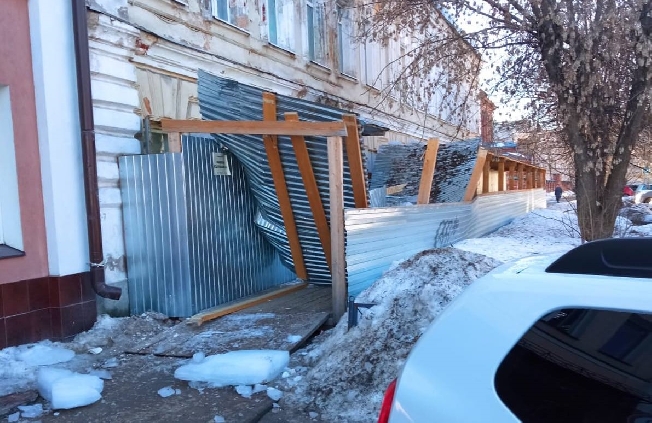 В центре Иванова с муниципального здания рухнула глыба