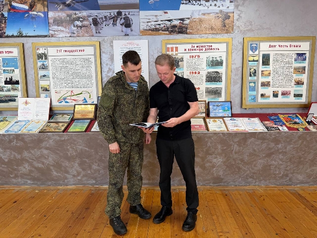 В легендарный 217-й гвардейский полк ВДВ передали книгу Союза десантников Кинешмы