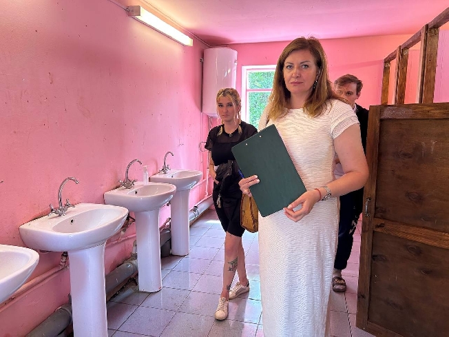 Руководство лагеря «Янтарь» в Ивановской области ткнули в уличные туалеты
