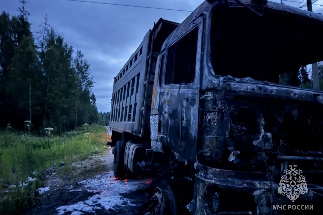 Пожарные тушили горящий «Камаз» в Ивановской области