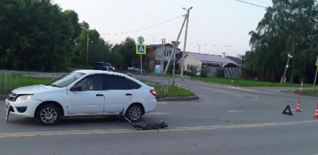 В Иванове 18-летний парень на электросамокате въехал в иномарку и попал в больницу