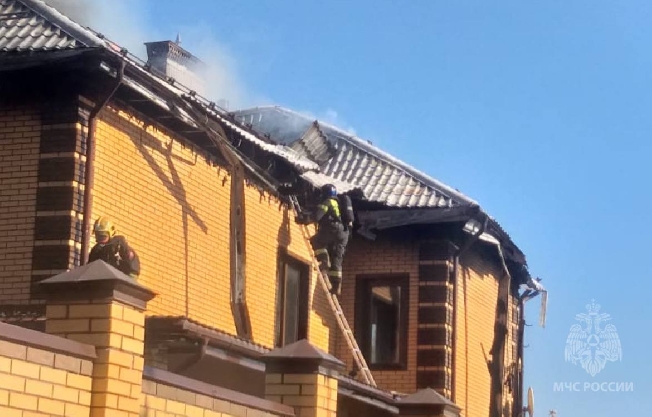 Трёхэтажный коттедж вспыхнул на 2-й Запрудной в Иванове