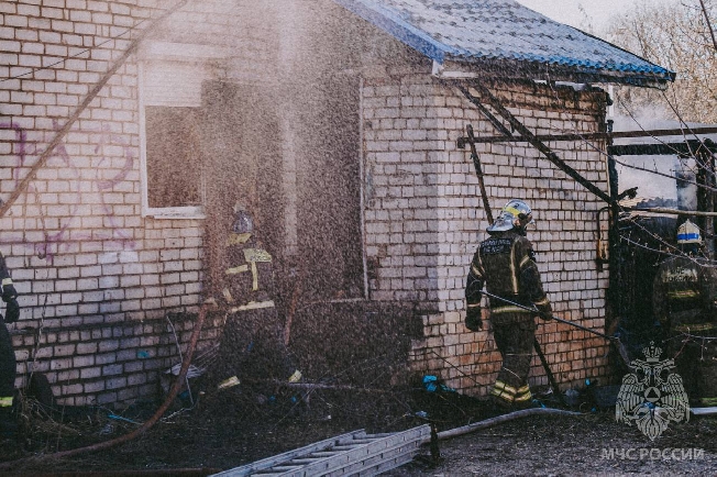 На Почтовой в Иванове у АЗС сгорело здание