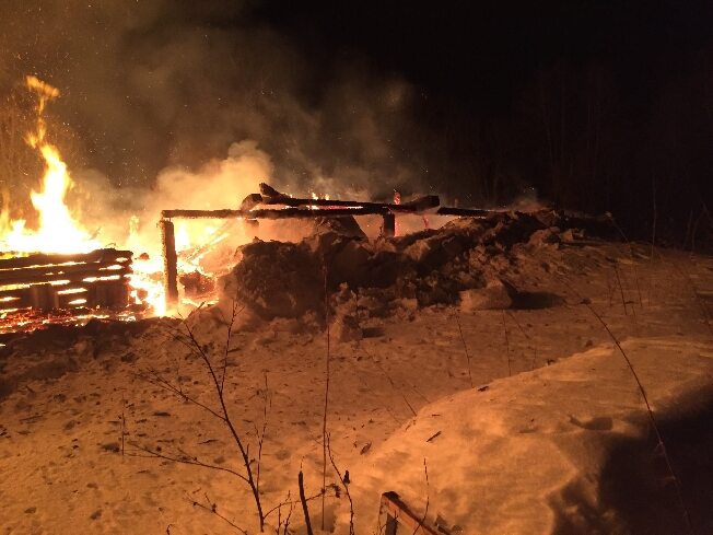 Сильный пожар уничтожил дом в Заволжском районе