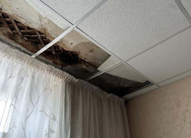 Часть потолка рухнула в квартире с маленьким ребёнком в Иванове