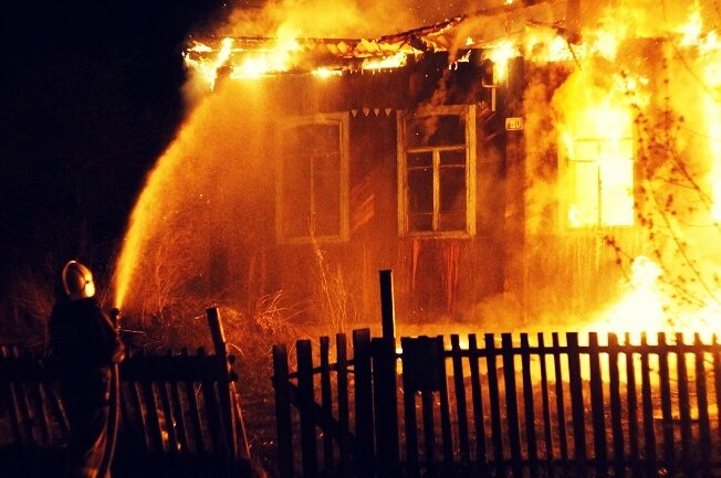 В Ивановской области из огня вытащили спящего мужчину
