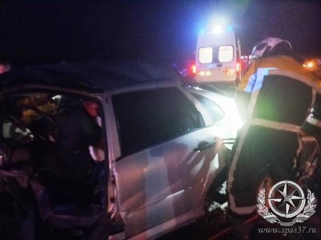 Два водителя и два пассажира разбились на трассе в Ивановской области