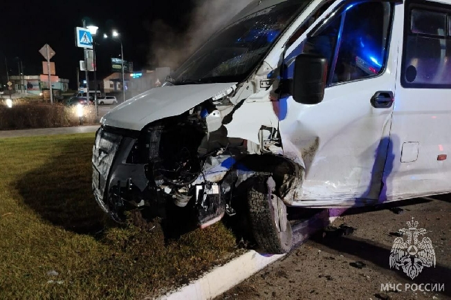 В жёстком ДТП легкового авто и микроавтобуса в Фурманове есть раненый