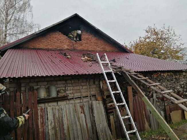 Из-за короткого замыкания наполовину сгорел дом в Ивановской области