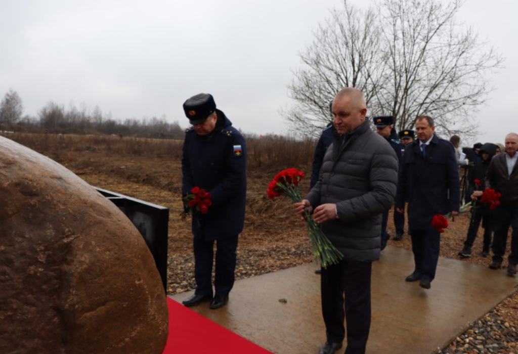 Памятный знак.jpg Памятный знак.jpg