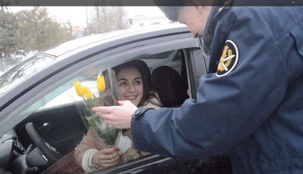Жительниц Ивановской на улицах и в ТЦ области одарили тюльпанами в честь 8 марта.jpg