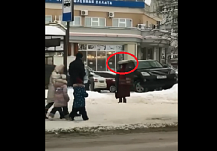 В Иванове по гололёду женщина носит на голове 2 коробки яиц