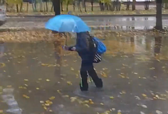 Ивановские дети пробираются в школу через огромные лужи